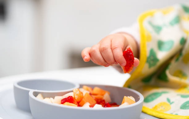 赤ちゃんが指で食べ物をつまむことで五感が発達する